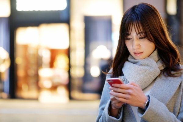 ゼクシィ縁結びでおすすめ料金プランを調べる女性